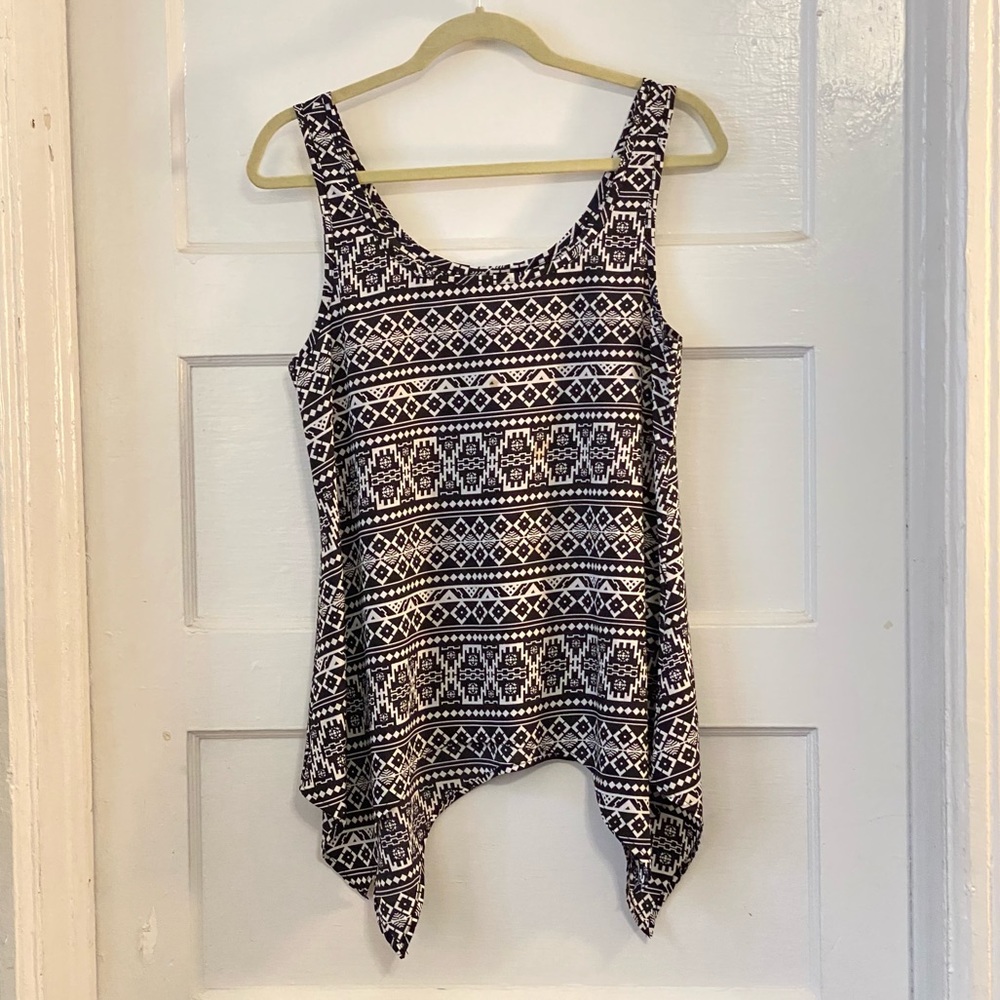 Love on a Hanger Geometric Asymmetrical Hem Tank Top Size Medium Black & White